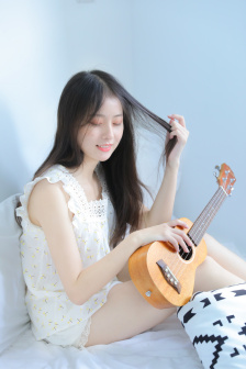 女人脱自己裤衩